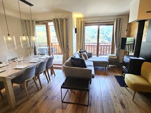 TV, fireplace - Quiet triplex near center, 3 bedrooms, 6 pers, fireplace, covered parking, WiFi (Les Gets)
