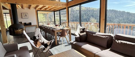 Tv, eldstad och dvd-spelare