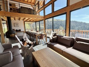 Fernseher, Kamin, DVD-Player