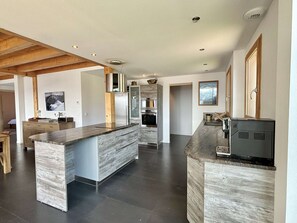 Refrigerador, microondas, lavavajillas y cafetera y tetera 