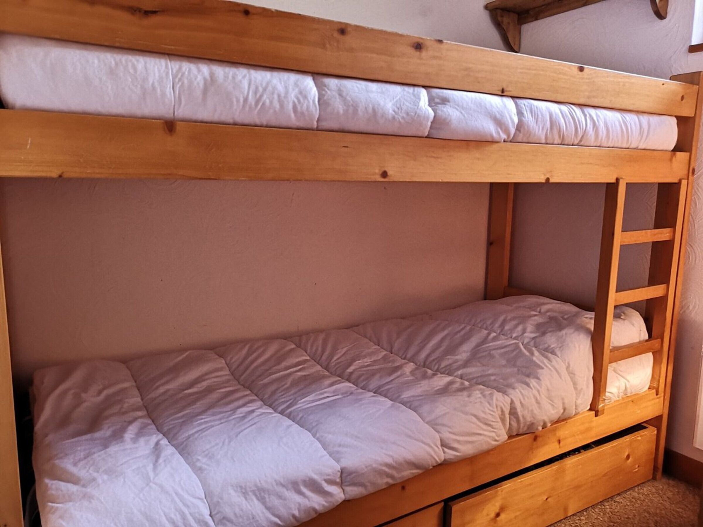 Ein Stockbett mit einer Leiter auf der rechten Seite.