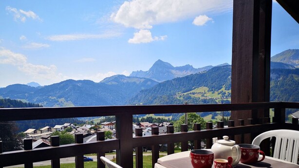A balcony with a table and chairs overlooking a mountain landscape. - Studio/Cabin with Mezzanine - Near Slopes, 5 People (Notre-Dame-de-Bellecombe)