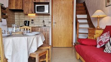 Coffee/tea maker, fridge, microwave, toaster