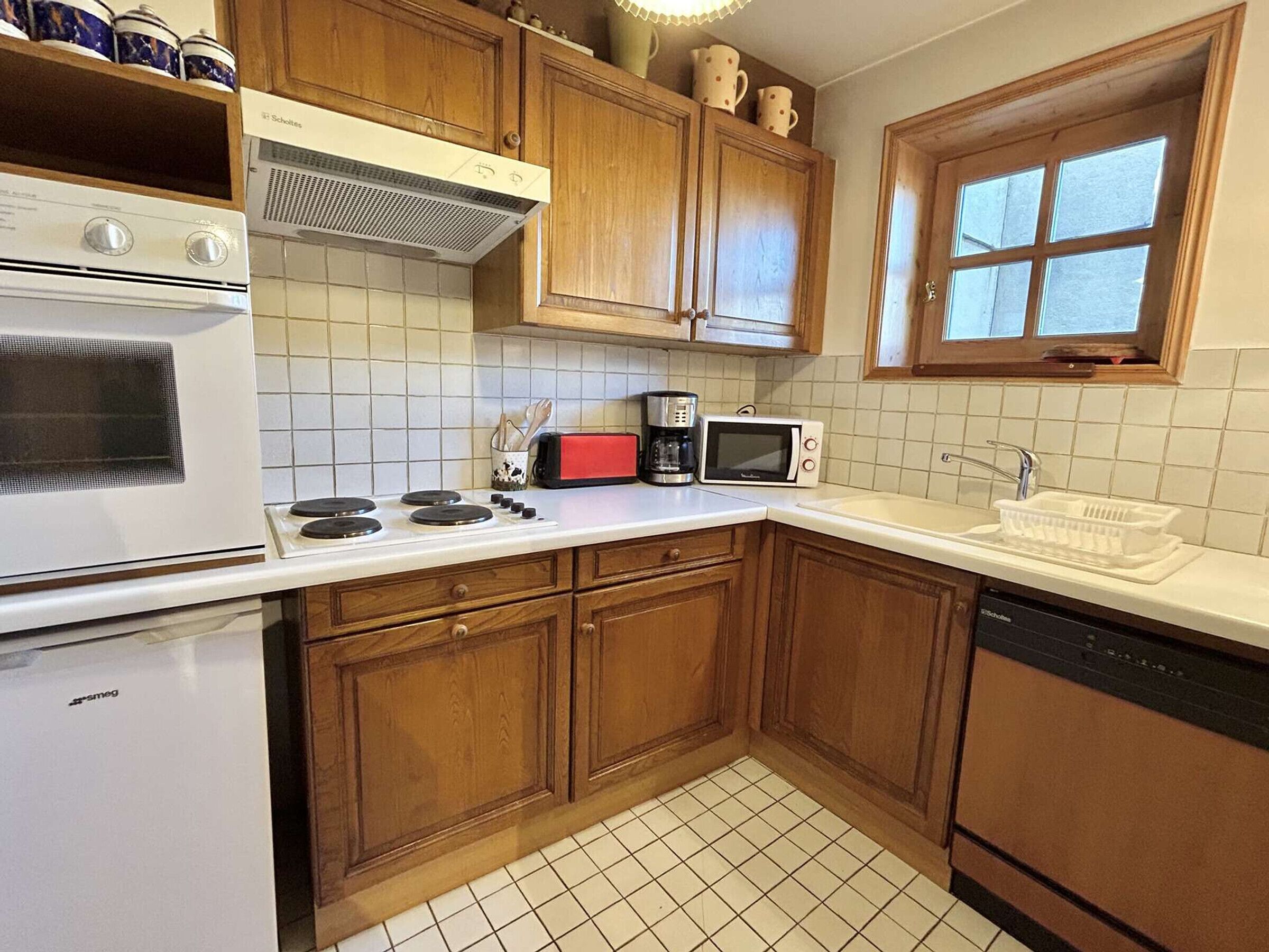 Jääkaappi, mikroaaltouuni, uuni, liesi