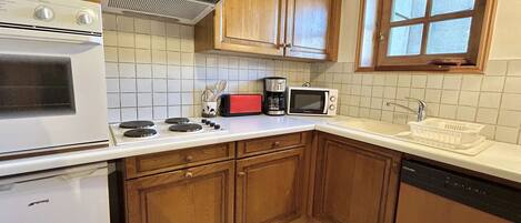 冷蔵庫、電子レンジ、オーブン、コンロ