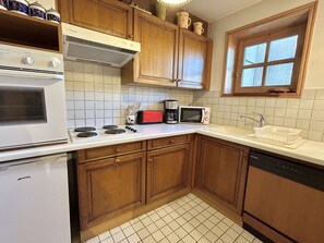 Réfrigérateur, four à micro-ondes, un four, surface de cuisson