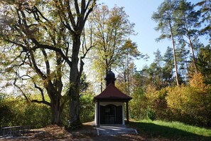 A gazebo with a red roof, surrounded by trees and a bench. - Limerhof Vacation Cottage - Vacation Cottage (Waischenfeld)