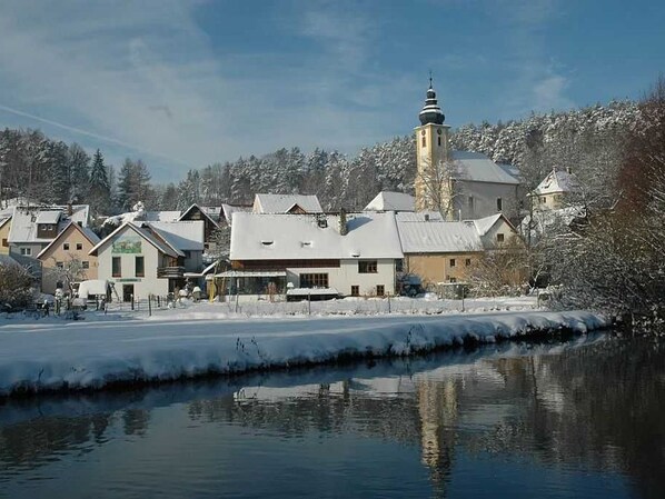 A town with buildings, a church with a tower, and a frozen river. - Limerhof Vacation Cottage - Vacation Cottage (Waischenfeld)