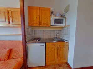 Frigorifero, microonde, forno, macchina per tè/caffè