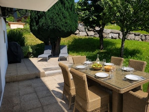 Outdoor dining - Cozy chalet with fireplace and parking, for 8 people (Les Gets)