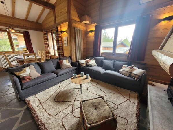 Een televisie en een open haard