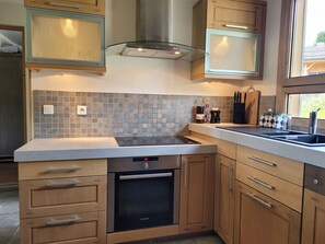 Fridge, microwave, oven, dishwasher - Cozy chalet with fireplace and parking, for 8 people (Les Gets)