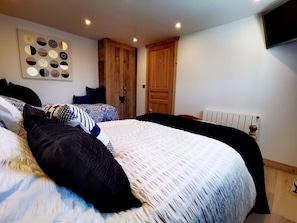 4 bedrooms, free WiFi - Cozy chalet with fireplace and parking, for 8 people (Les Gets)