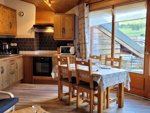 Fridge, microwave, oven, toaster - Cozy apartment in Les Gets with balcony and parking (Les Gets)