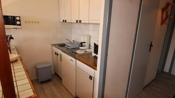 Een koelkast, een magnetron, een koffiezetapparaat/waterkoker