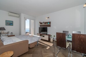 Lägenhet Standard - 1 sovrum - havsutsikt - mot havet | Vardagsrum | 45-tums LCD-tv med kabelkanaler och tv