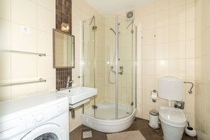 Standard Apartment, 1 Bedroom, Sea View, Sea Facing | Bathroom