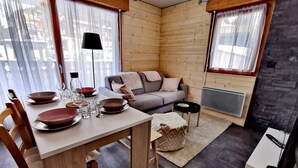 TV, DVD player - Renovated apartment for 4, near center, parking (Les Gets)