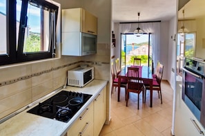 Geladeira, micro-ondas, fogão, cooktop