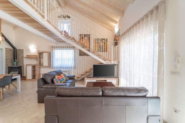 Télévision, cheminée