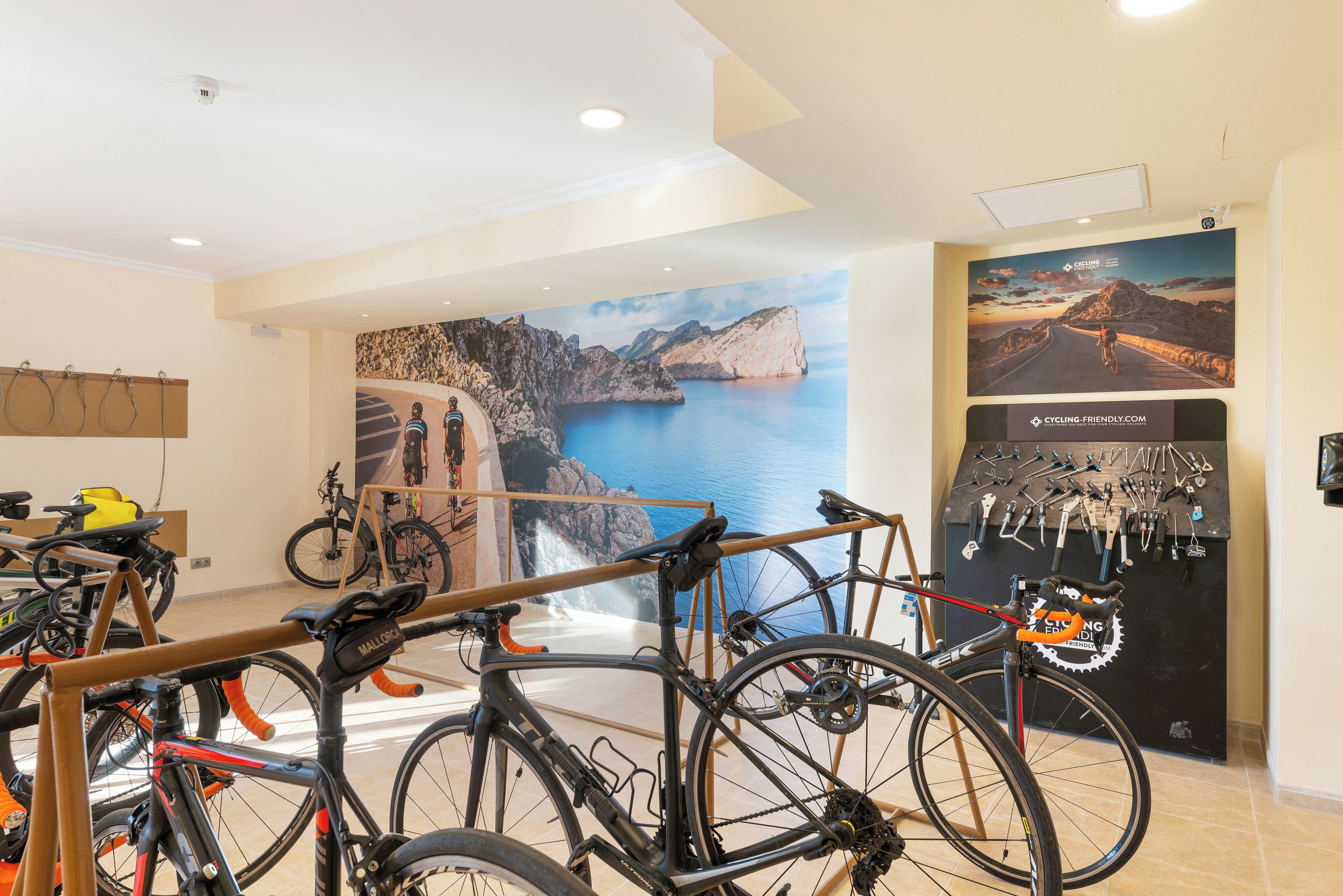 Una habitación con bicicletas, un mural en la pared y una exhibición de candados para bicicletas.