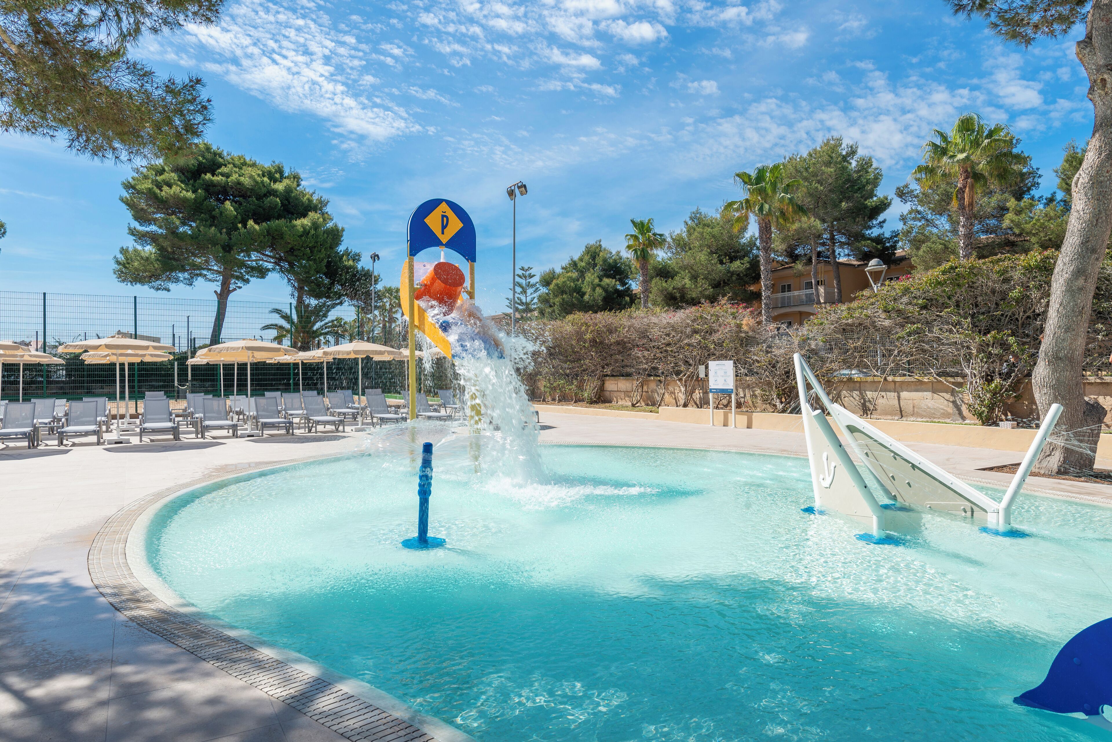 Inomhuspool, parasoller och solstolar