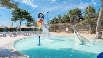 Inomhuspool, parasoller och solstolar