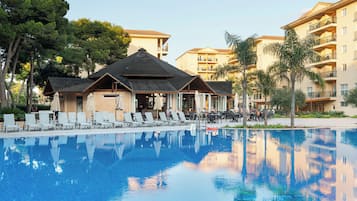 Bagian depan properti - sore/malam