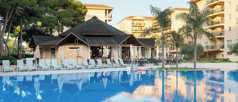 Bagian depan properti - sore/malam