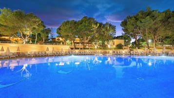 Piscine couverte, parasols de plage, chaises longues