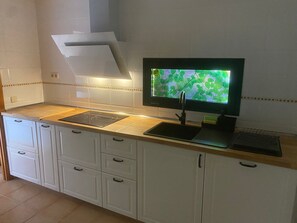 Fridge, microwave, oven, stovetop - Holiday Home “El Cortijo” with Terrace, Pool & Wi-Fi (La Oliva)