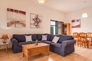 TV - Holiday Home “El Cortijo” with Terrace, Pool & Wi-Fi (La Oliva)