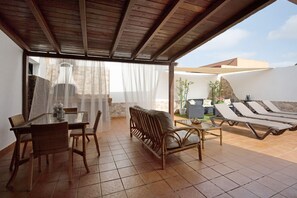 Outdoor dining - Holiday Home “El Cortijo” with Terrace, Pool & Wi-Fi (La Oliva)