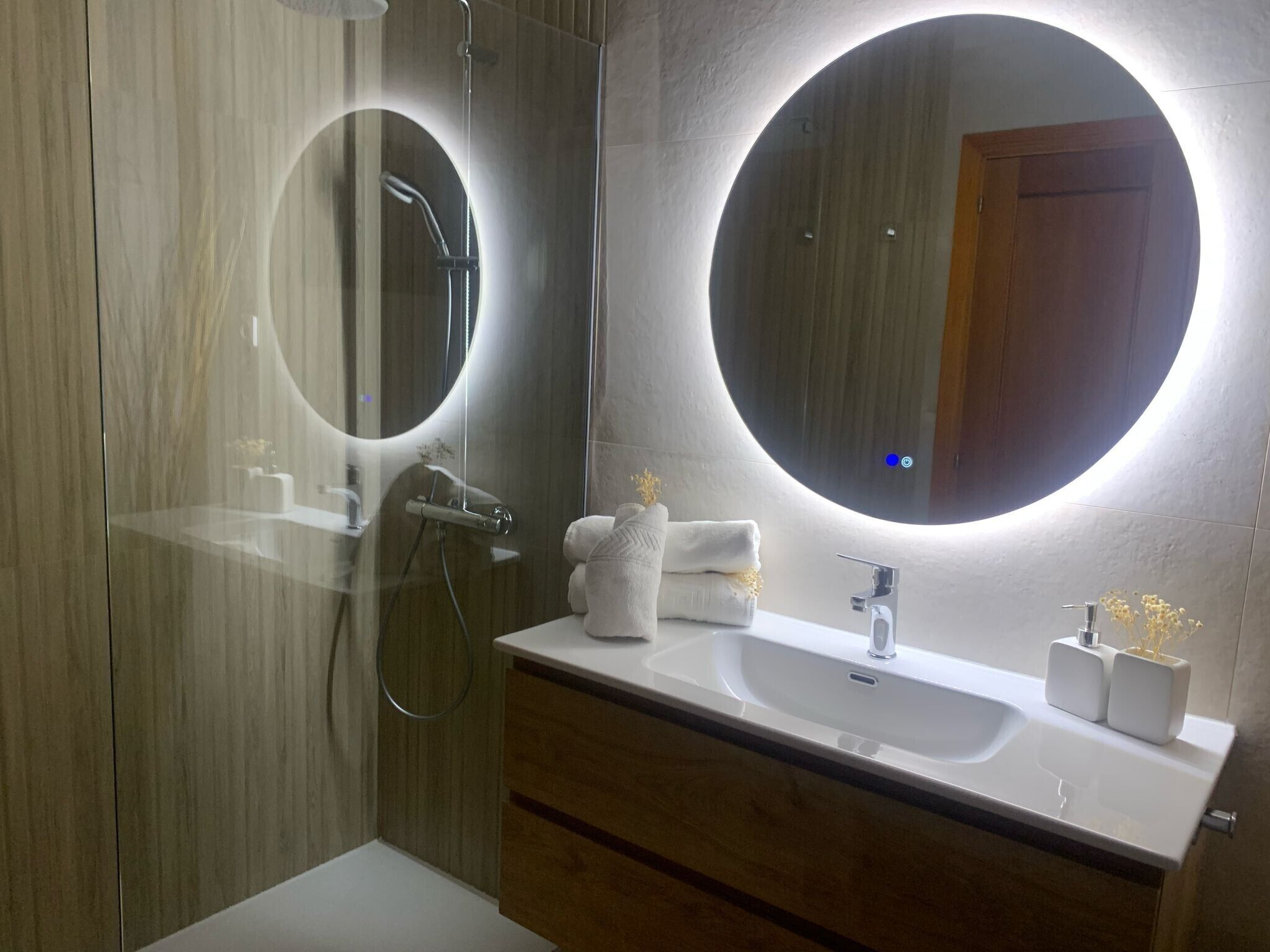 Badewanne, Haartrockner, Handtücher