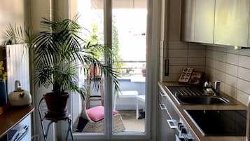 Fridge, oven, stovetop, coffee/tea maker