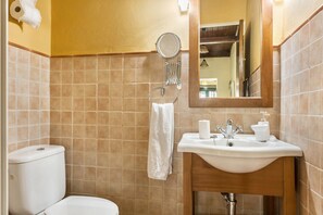 Regadera, secadora de cabello, toallas 