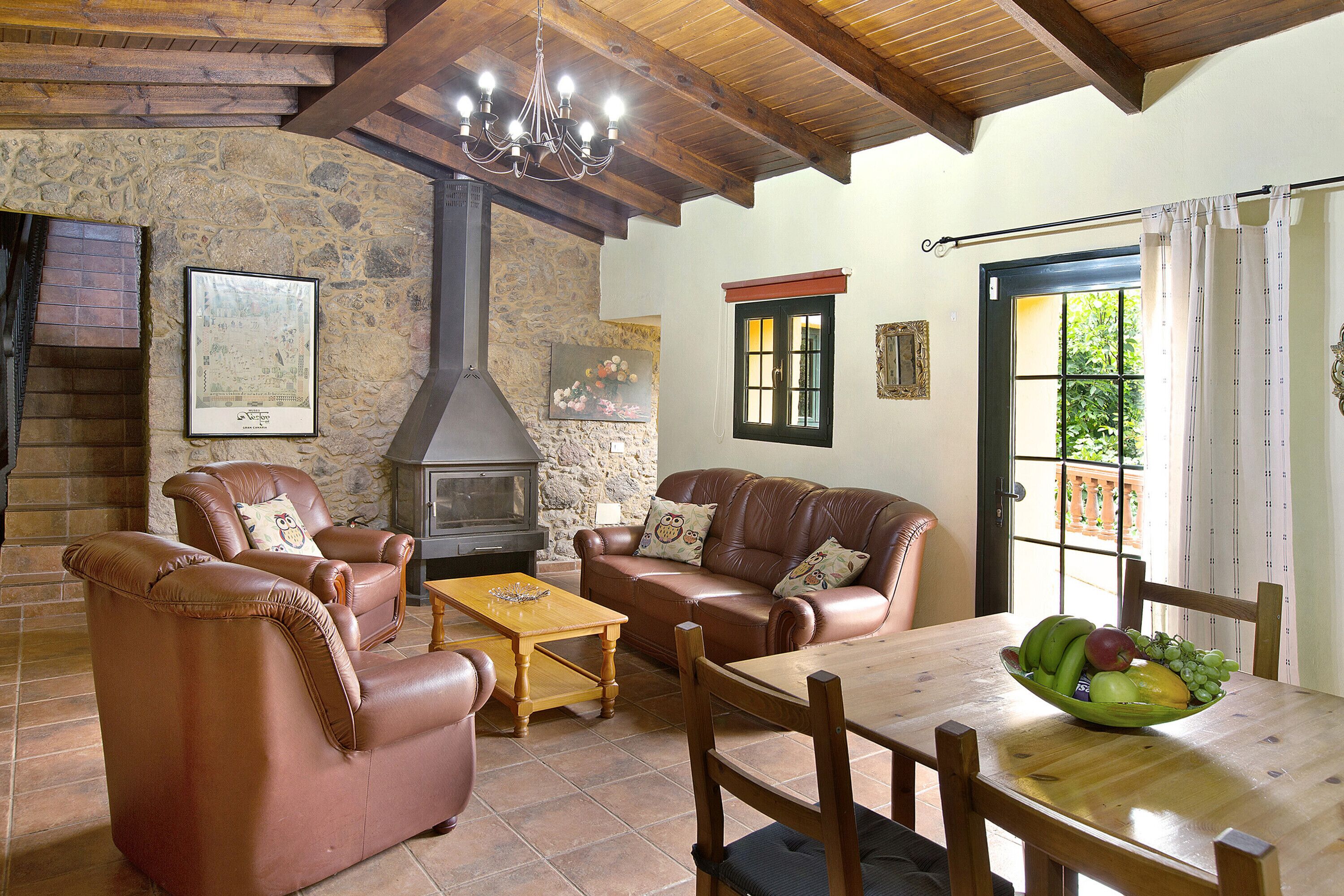 Una televisión, una chimenea, un reproductor de DVD