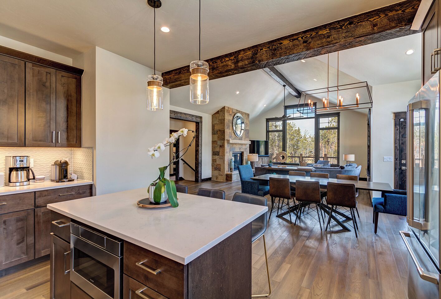 Mikrobølgeovn, ovn, kokeplater og oppvaskmaskin