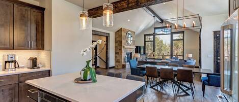 Mikrobølgeovn, ovn, kokeplater og oppvaskmaskin