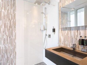 Bathroom - Hotel Le Cardinal (Paris)