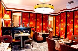 Uma sala de jantar com mesa, cadeiras e balcão.