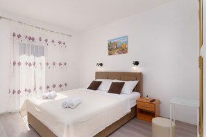4 slaapkamers, een strijkplank/strijkijzer, gratis wifi, beddengoed