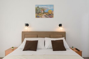4 bedrooms, iron/ironing board, free WiFi, bed sheets