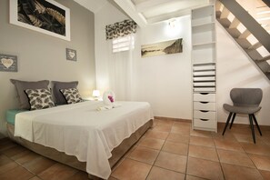 5 chambres, fer et planche à repasser, lit de bébé portatif