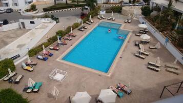Una piscina al aire libre de temporada