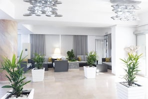 Un saló modern amb un sofà, una taula de centre i plantes en testos.