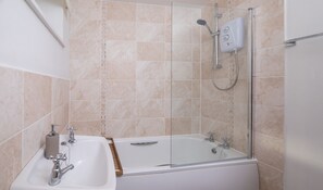 Maison | Salle de bain | Articles de toilette (gratuits), séchoir à cheveux, serviettes fournies