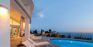 A poolside area with lounge chairs and a view of the sea. - Sea View Villa with Heated Pool and Wheelchair Accessible (Salobreña)
