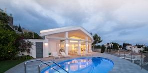 Outdoor pool, a heated pool - Sea View Villa with Heated Pool and Wheelchair Accessible (Salobreña)