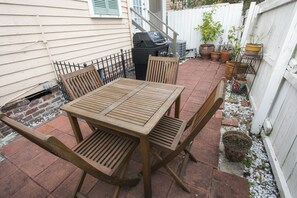 Outdoor dining - Queen Anne Victorian on Warren Square — Sleeps 8, Pet-Friendly (SAVANNAH)